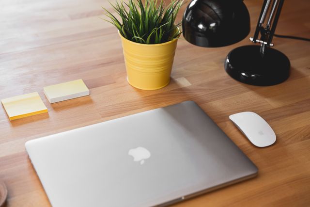 MacBook na stole